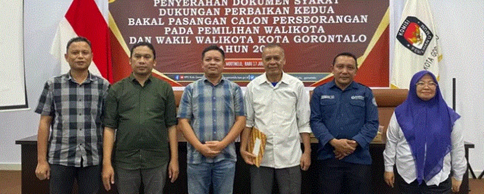 Penyerahan dokumen berita acara hasil penelitian berkas administrasi Bapaslon Wali Kota dan Wakil Wali Kota Gorontalo, di KPU Kota Gorontalo turut disaksikan Bawaslu (F: Humas)
