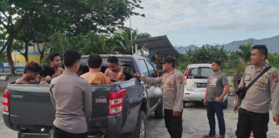 Polresta Gorontalo Kota amankan delapan orang yang sedang pesta   miras. Di lokasi seputaran Waterboom yang ada di kecamatan Kota Selatan Kota Gorontalo .(F:hms-pol)