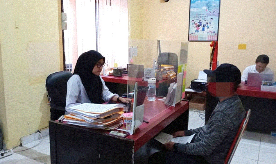 Terduga pelaku pencabulan terhadap dua anak di bawah umur saat diperiksa di unit PPA Polda Gorontalo.( Foto: Humas Polda)