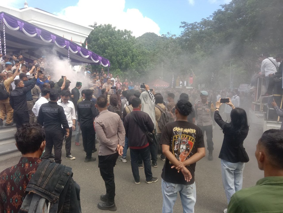 Aksi unjuk rasa mahasiswa saat proses pelantikan Anggota DPRD provinsi Gorontalo. (Foto :GP)
