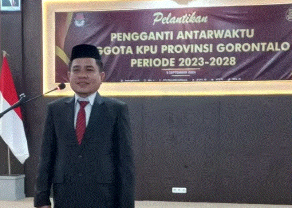 Roy Hamrain saat menjalani proses pelantikan pengganti antar waktu anggota KPU Provinsi Gorontalo periode 2023-2028. (F:hms)