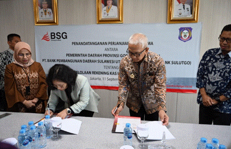 Penandatanganan MoU antara Pj. Gubernur Gorontalo, Rudy Salahuddin dengan Direktur Operasional Bank SulutGo, Louisa J. Parengkuan (F:humas)