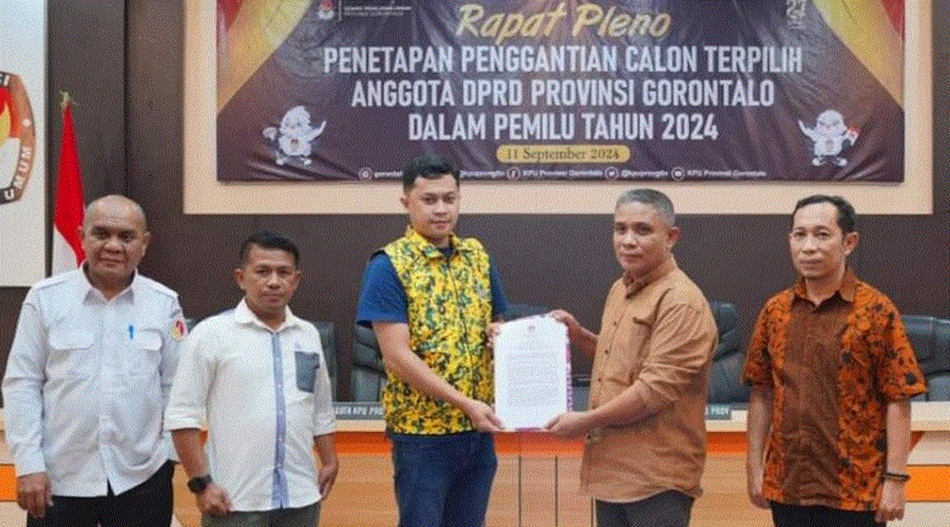 Penyerahan berita acara penetapan pengganti calon terpilih oleh KPU kepada pengurus   DPP Partai Golkar Provinsi Gorontalo. (F:humas)