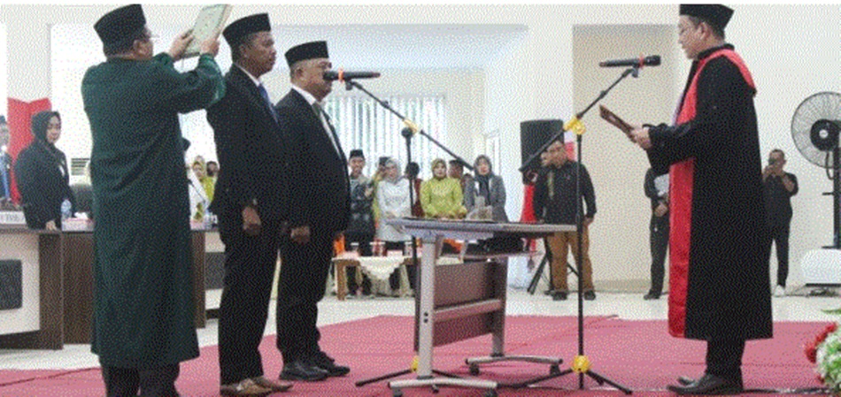 Pelantikan dan ppengambilan sumpah Ketua DPRD Bone Bolango, Faisal Yunus dan Wakil Ketua 1 DPRD Bone Bolango Azan Piola (F:AKP)