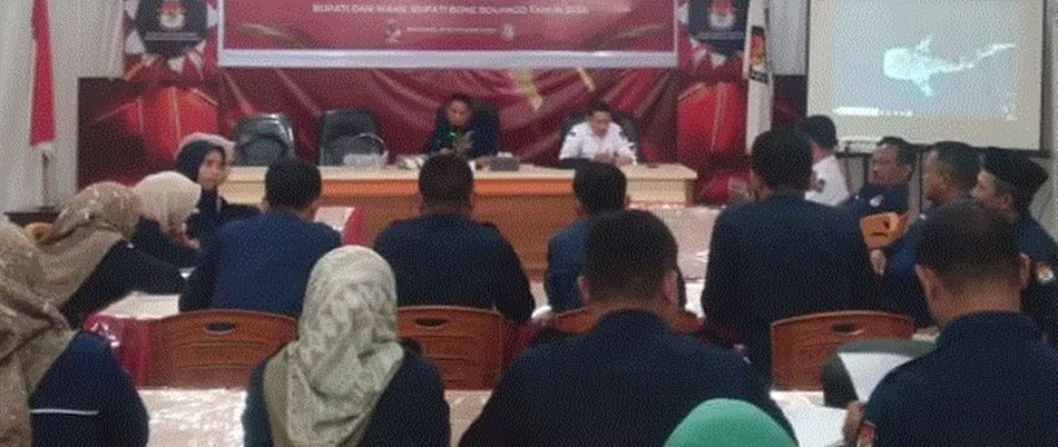 Anggota KPU Bone Bolango, Idris Djou saat Rakor ppembentukan KPPS.(F:hms Kpu)