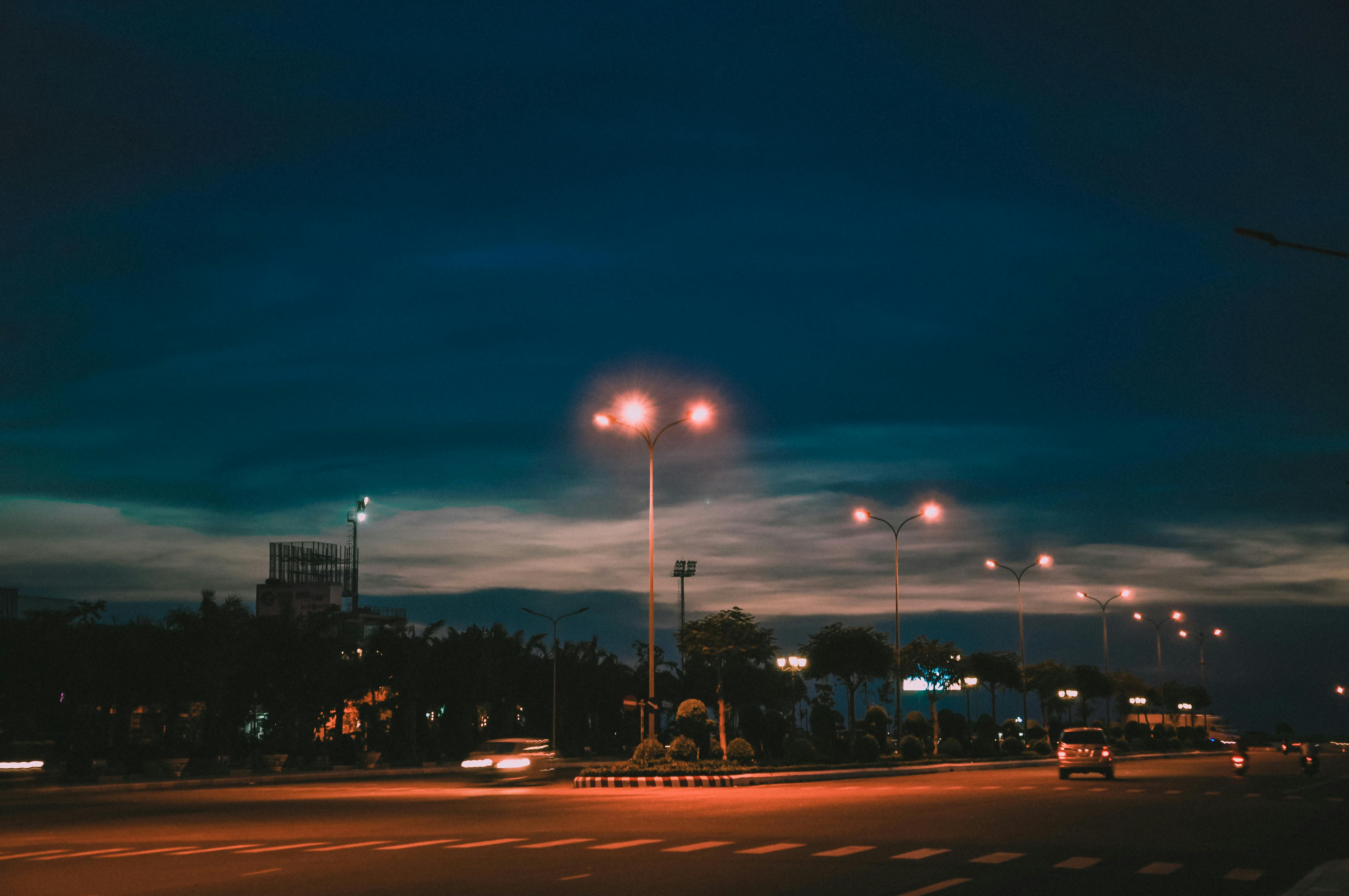 suasana jalan besar dengan lampu jalannya