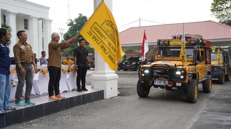 Pj Gubernur Gorontalo Rudy Salahuddin saat melepas peserta rombongan Camel Trophy   Sulawesi Tribute 2024 yang  akan melanjutkan perjalanan ke Manado Provinsi Sulawesi  Utara. (Foto: Valen)
