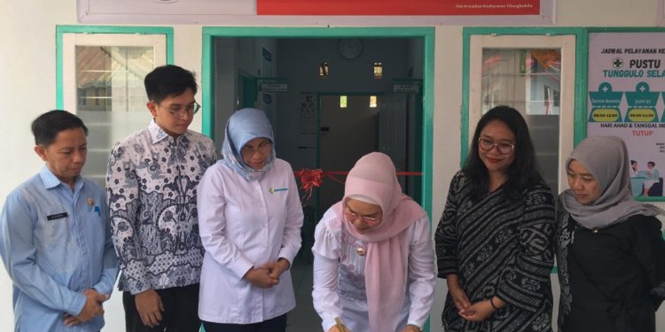 Bupati Merlan Uloli  saat penandatangananprasasti dan pengguntingan pita serta kunjungan ke Puskesmas Tilongkabila dan pelayanan  posyandu di Desa Tunggulo Selatan (F:Kmfo)