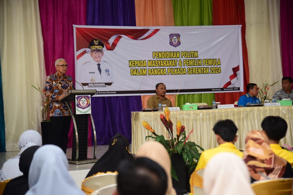 Pj Gubernur Gorontalo Rudy Salahuddin saat memberikan kata sambutan pada   pendidikan politik bagi pemilih pemula dan masyarakat di Aula Hotel Limboto Indah,  (Foto: Andika)