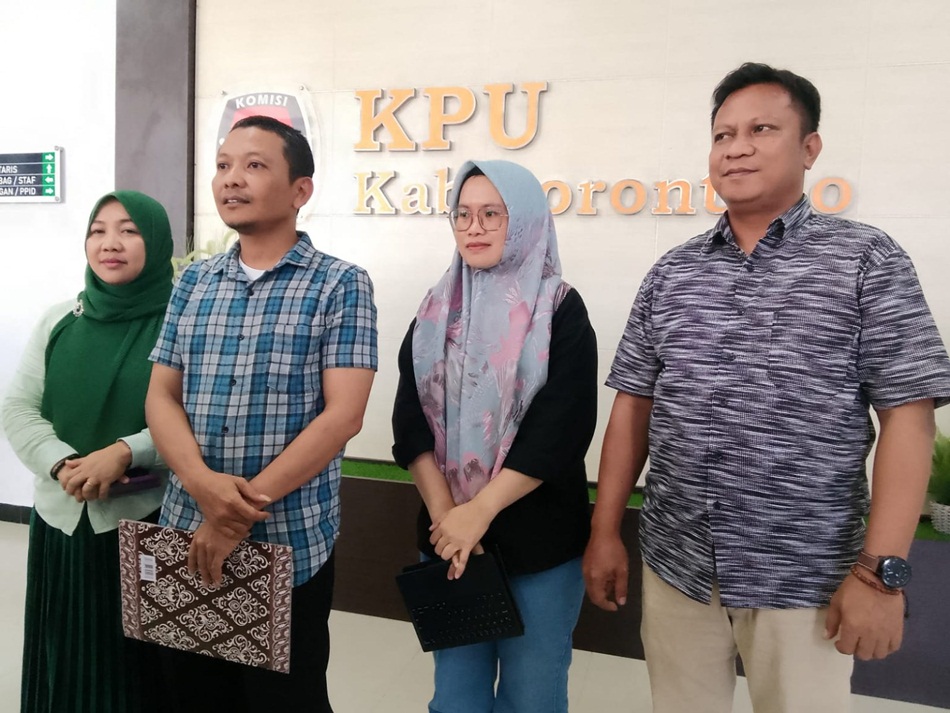 Komisioner KPU kabupaten Gorontalo saat mengumumkan penetapan empat paslon Pilkada Kabgor.(F:humas)