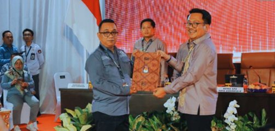 Ketua Bawaslu Kota Gorontalo Sukrin Saleh Taib saat menerima berita acara hasil   pengundian nomor urut paslon  diserahkan langsung oleh Ketua KPU Kota Gorontalo di Kantor KPU Kota Gorontalo (F:hms)