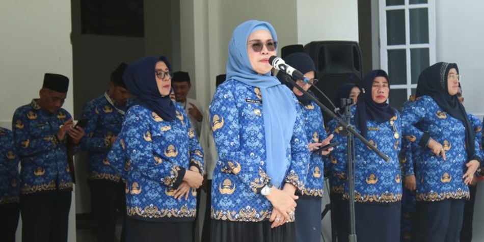 Bupati Merlan S.uloli saat memimpin Apel Korpri di Halaman Kantor Bupati (F:AKP)