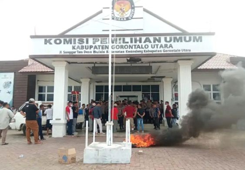 Aksi demo masyarakat di halaman Kantor KPU Gorontalo Utara.(F:istimewa)