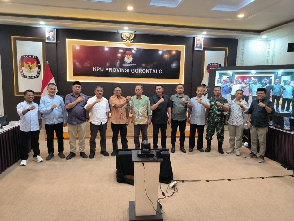 Ketua Bawaslu Provinsi Gorontalo, Idris Usuli bersama Anggota Moh. Fadjri Arsyad serta Kepala Sekretariat Nikson Entengo saat hadir pada Rapat Pleno Terbuka DPT Pilkada 2024 Tingkat Provinsi Gorontalo