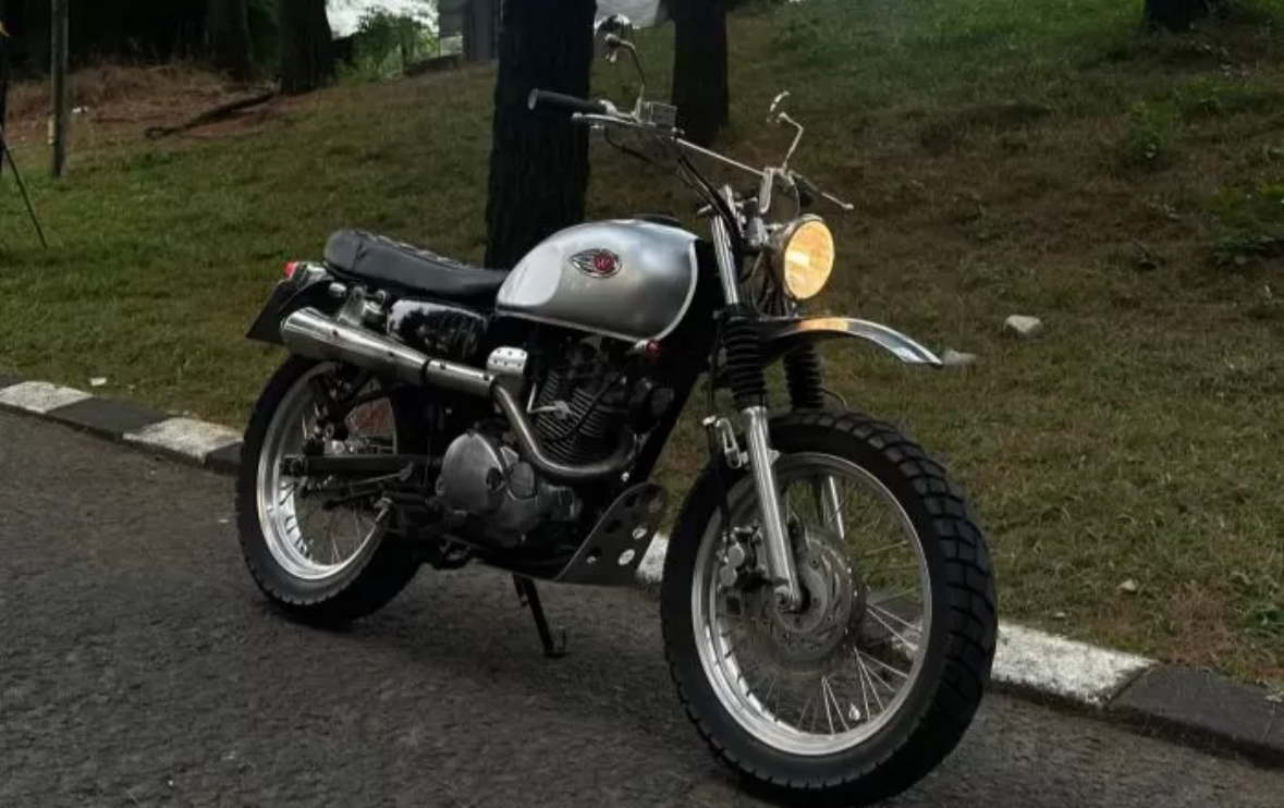 Kawasaki W175 sudah kena sentuhan custom. (Facebook Marketplace/Raden Pahlevi).