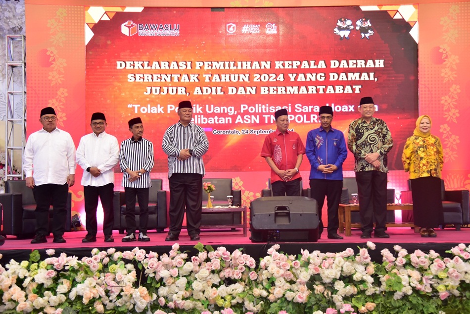 Seluruh Paslon calon Gubernur/ Wakil Gubernur Provinsi Gorontalo hadir mengikuti Deklarasi Kampanye Damai Pilkada serentak di Ballroom Sumber Ria Kota Gorontalo.. Foto &ndash; Nova)