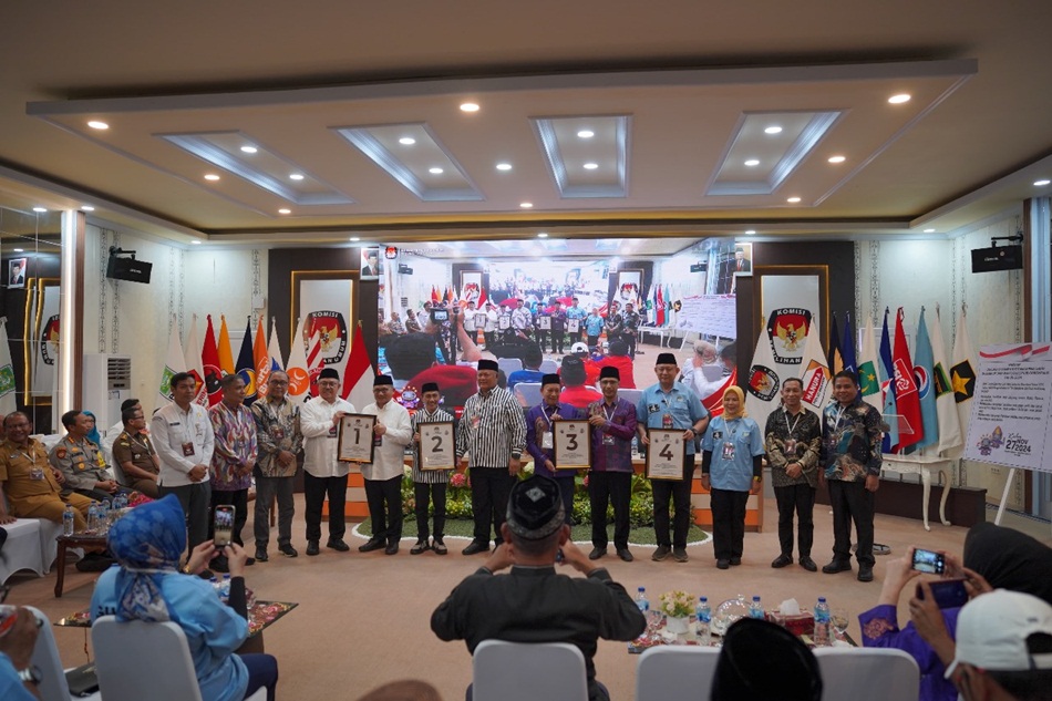 Foto bersama usai pengundian nomor urut peserta Pilgub Gorontalo (F:Humas)