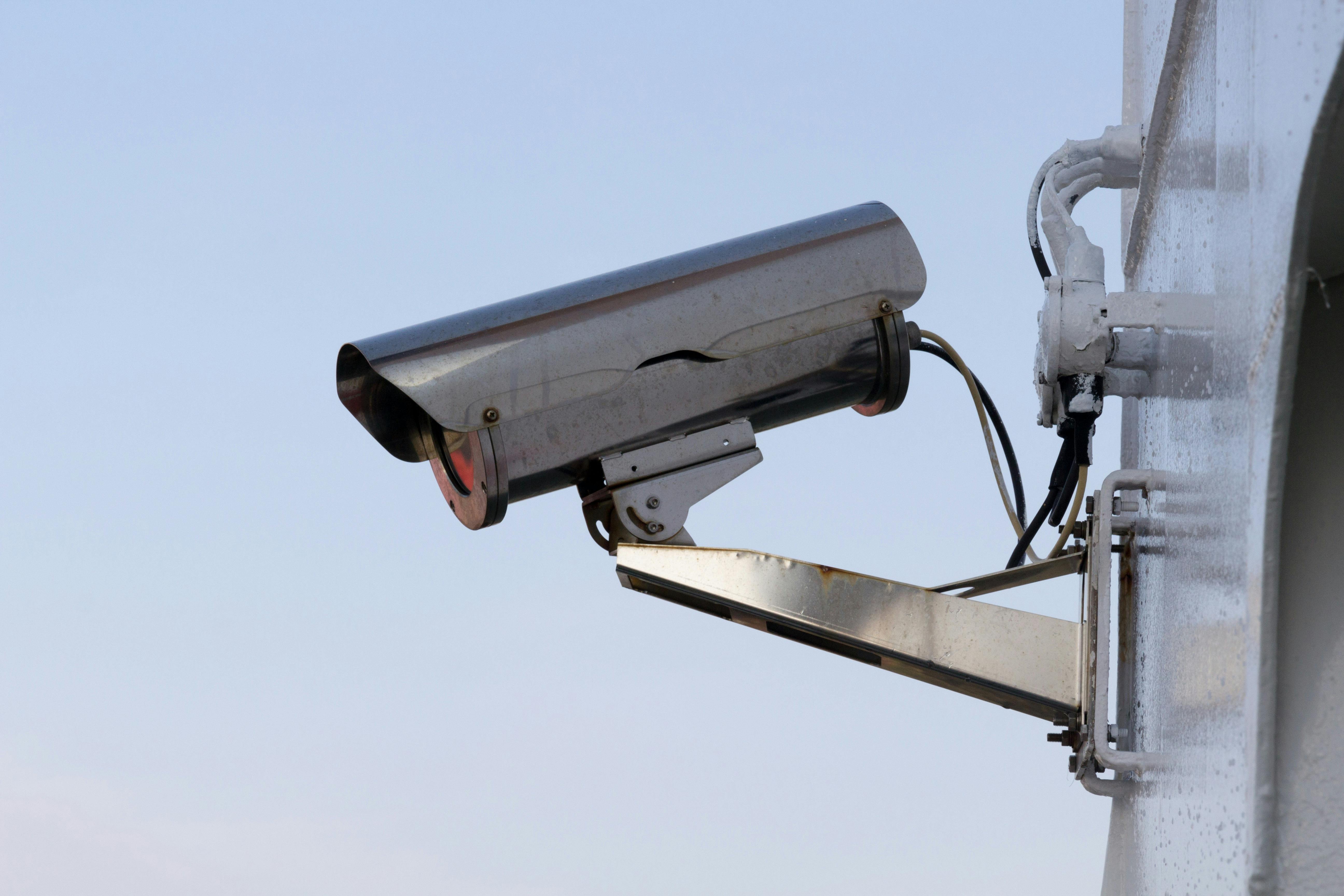 sebuah kamera CCTV