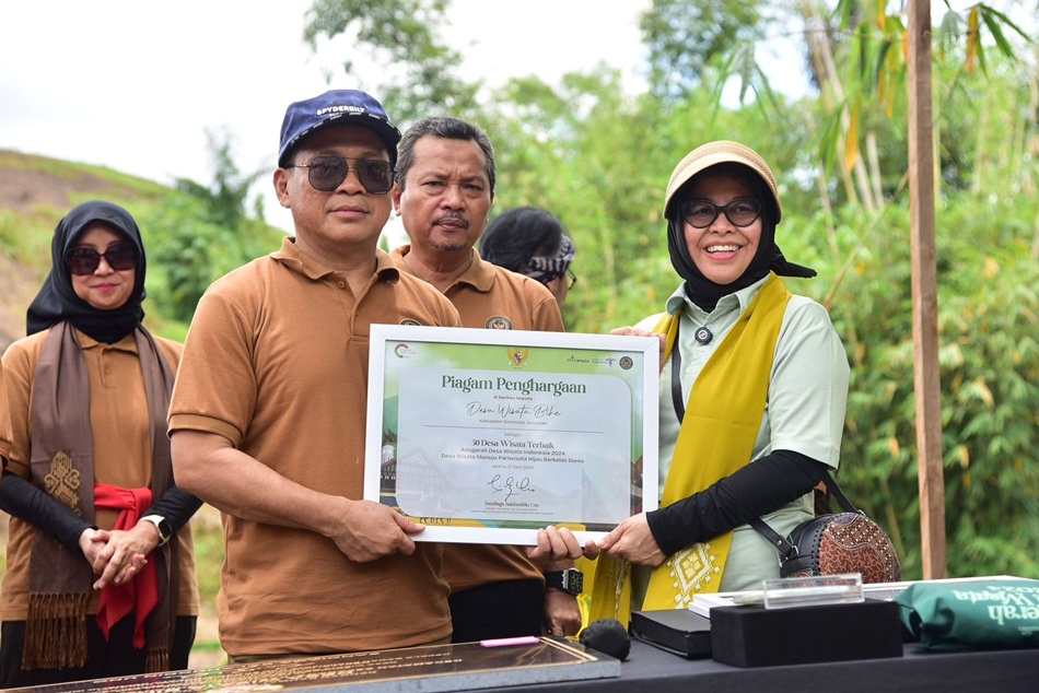 Pemberian piagam penghargaan dari Menparekraf/Baparekraf yang diwakili oleh Deputi   Dessy Ruhati kepada Kepala Dinas Pariwisata Provinsi Gorontalo mewakili pemerintah daerah. (Foto &ndash; Fadil)