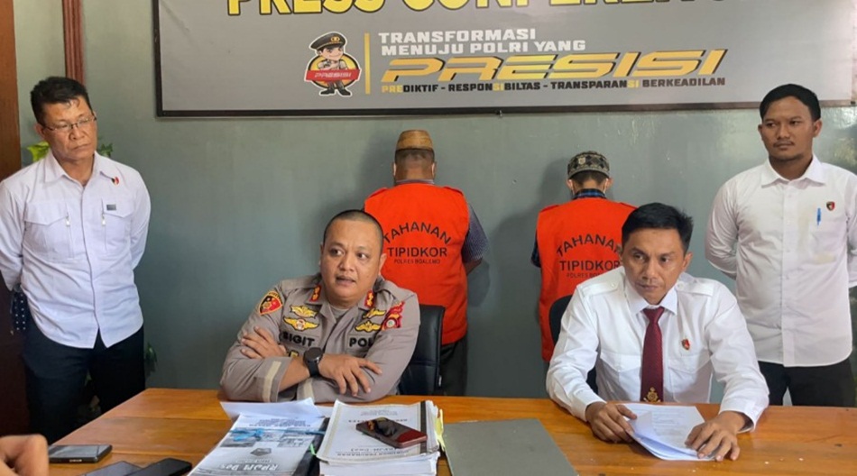 Tersangka dan barang bukti kasus korupsi dana desa di Boalemo saat ditangani Polres Boalemo. (F:hms-pol)