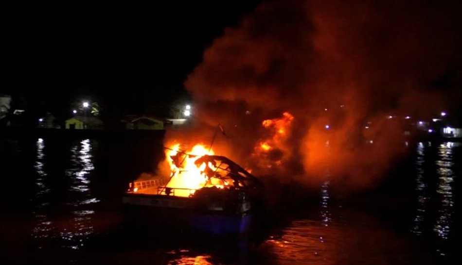 Suasana saat Kapal ikan terbakar  tidak jauh dari pelabuhan Talumolo, Kota Gorontalo. (F:ist).
