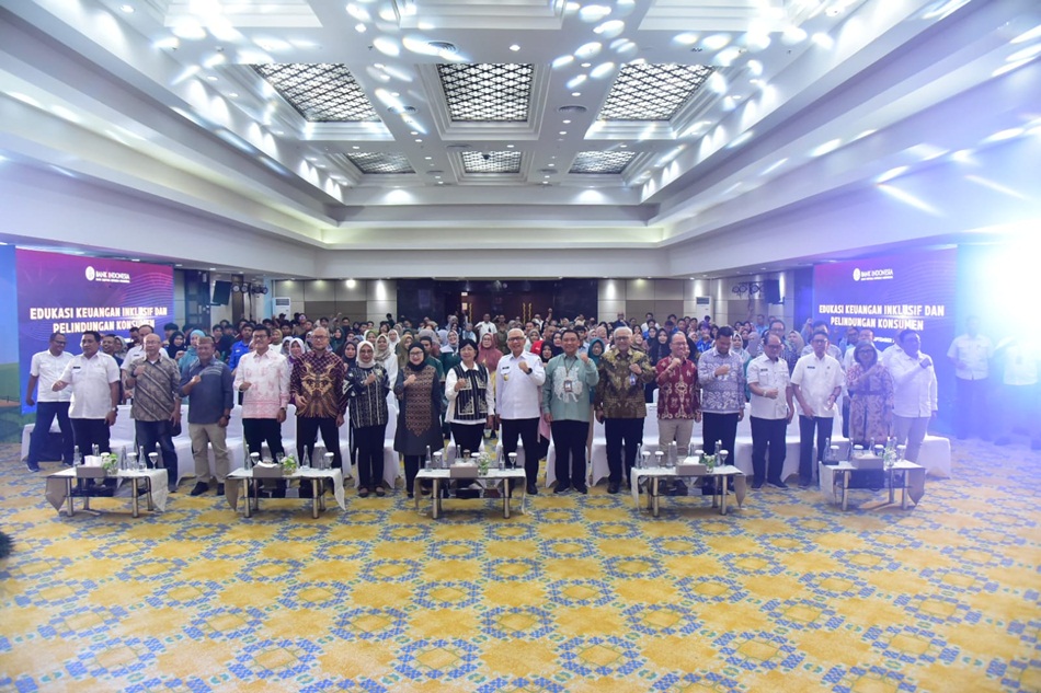 Pj. Gubernur Rudy Salahuddin foto bersama Deputi Gubernur Senior Bank Indonesia, Destry Damayanti dan para pelaku usaha di Ballroom Saronde Kantor Perwakilan Bank Indonesia  (Foto: Ryan )