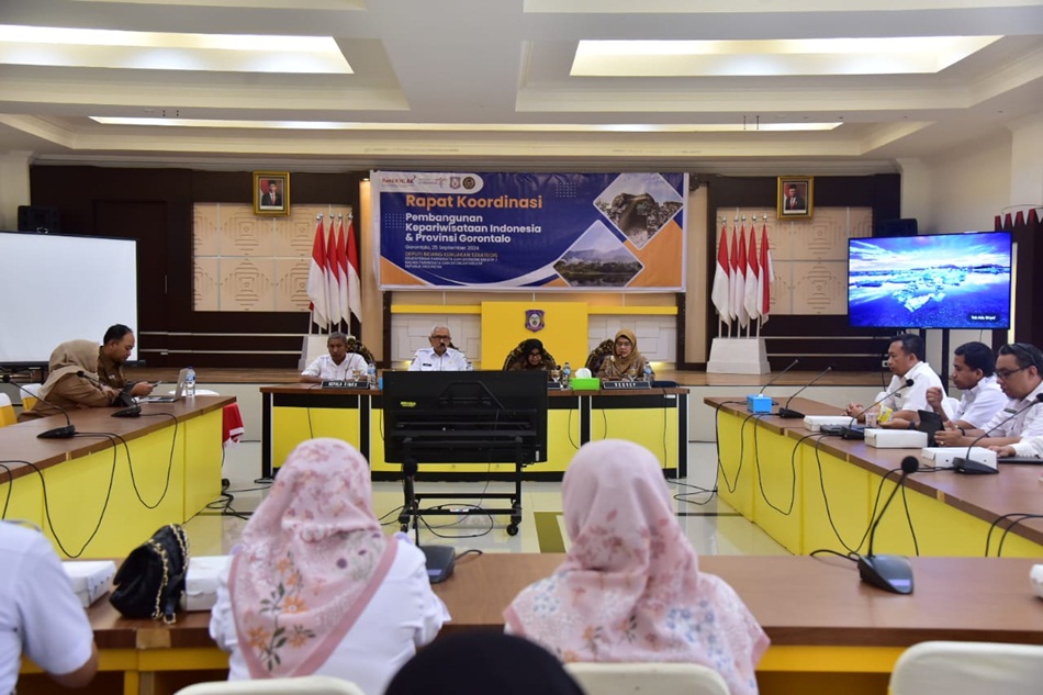 Pj Gubernur Gorontalo Rudy Salahuddin saat menggelar Rakor bersama Deputi Bidang Kebijakan Strategis Dessy Ruhati terkait Pembangunan Sektor Pariwisata Indonesia (Foto &ndash; Fadly )