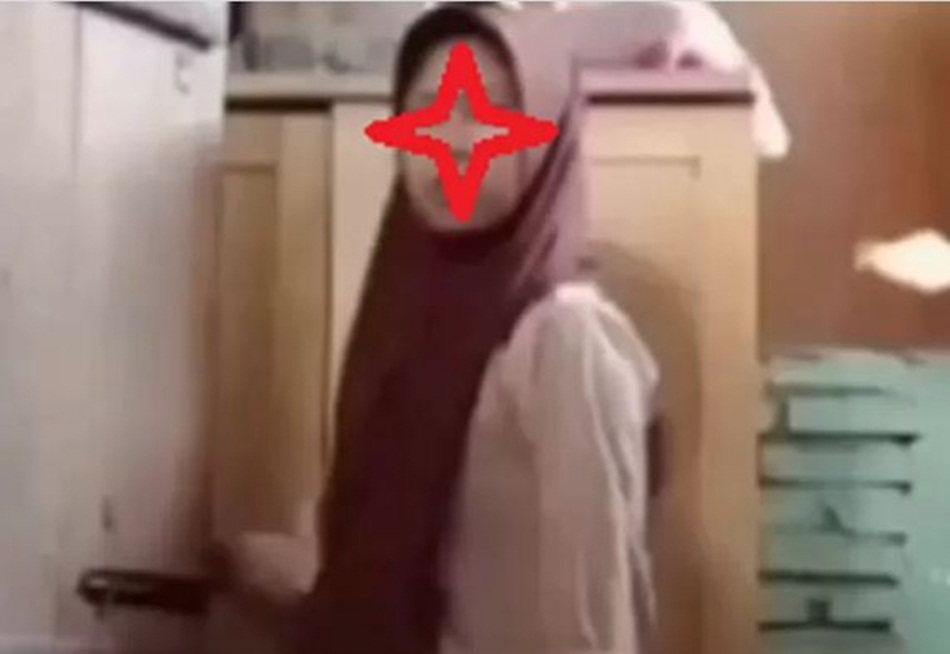 sosok siswa berseragam Pramuka yang merekam aksi  (F:ist)