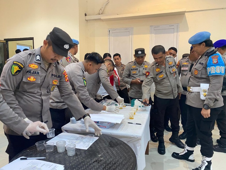 Tes urin secara  mendadak dan acak terhadap seluruh personel bertempat di Mapolda Gorontalo (F:hms-pol)