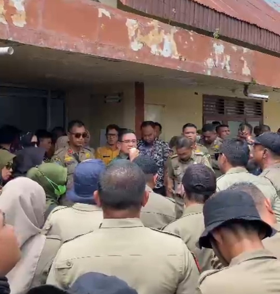 Suasana ratusan petugas Satpol PP Kota Gorontalo demo di kantor BKPP Kota Gorontalo.(F:ist)