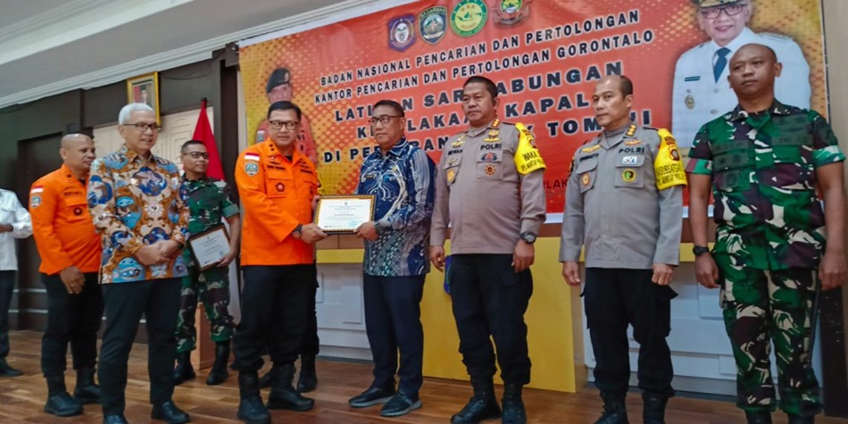 Direktur Kesiapsiagaan Basarnas, Noer Isrodin Mukhlisin saat menyerahkan langsung   Piagam Penghargaan kepada Pj Sekda Bone Bolango di Aula Rumah Jabatan Gubernur Gorontalo. (Foto Bobby)