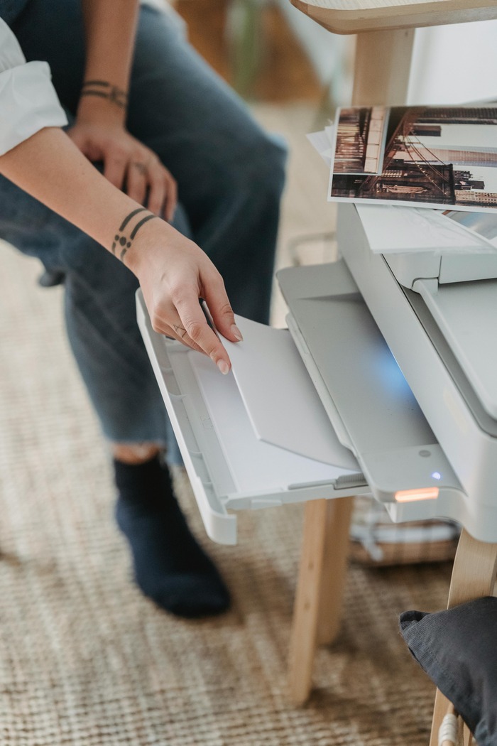 sedang menggunakan printer