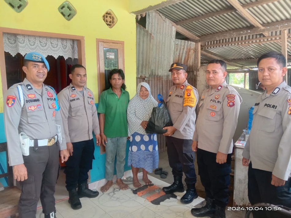 Kegiatan bagi-bagi sembako yang dilaksnakan Polsek Botupingge Polres Bone Bolango. (F:humas)