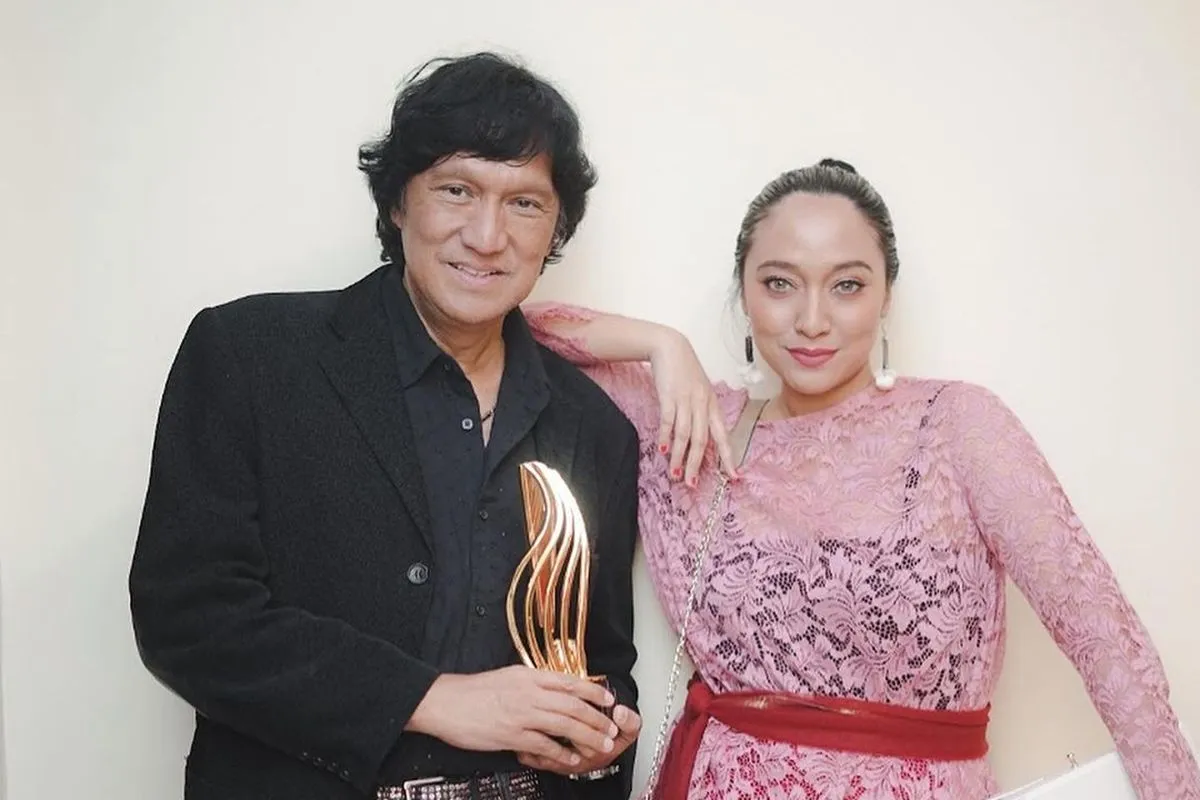 Isabella Fawzi bersama sang ayah Ikang Fawzi