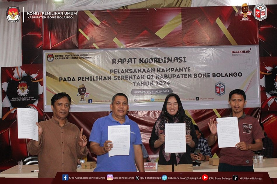 Empat LO Paslon Pilkada Bone Bolango  usai menandatagani kesepakatan untuk penertiban APK .(F:humas)