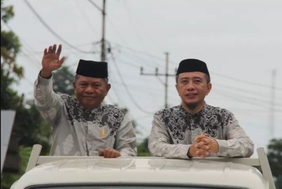 Pasangan Burhanudin Pulubuhu dan Rivendy Luawo (BUPATI) (F:Tim).
