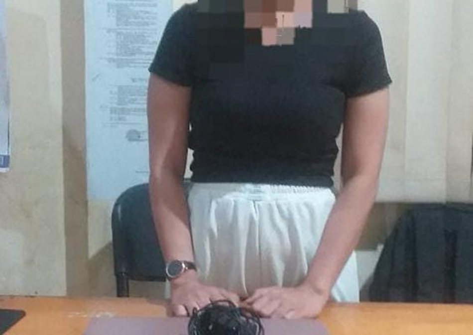 Wanita dengan inisial PAH (28) saat diamankan unit Reserse dan Kriminal Polsek Kota Barat Polresta Gorontalo Kota. (F:hms-pol)