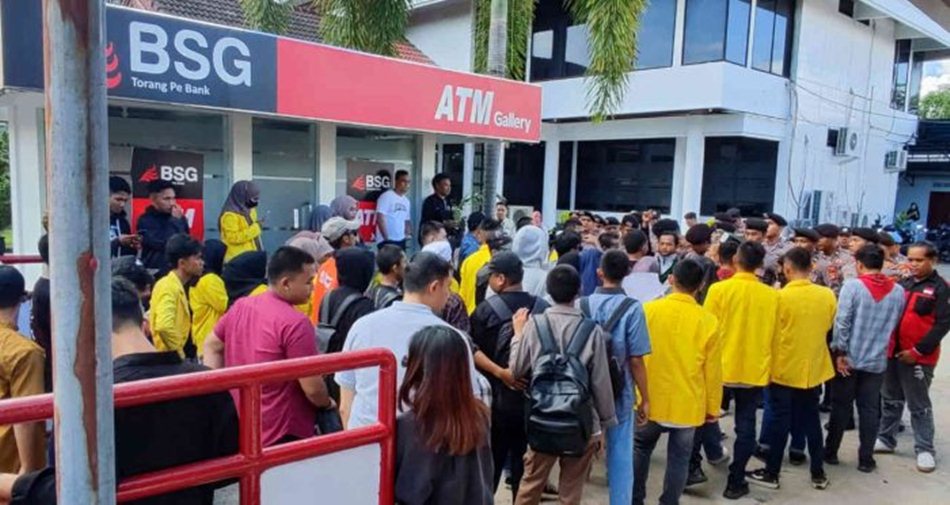 Puluhan mahasiswa dari HMI Cabang Limboto dan BEM  UG saat  menggelar aksi damai di Halaman Kantor Bank Sulutgo (BSG) Cabang Limboto. (foto :Istimewa)