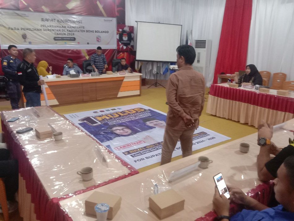 KPU Bone Bolango memberikan kesempatan kepada LO Paslo melakukan koreksi desain   materi alat Peraga Kampanye gratis. (F:humas).