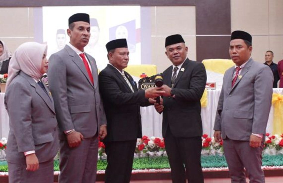 Penyerahan Palu sidang oleh Ketua DPRD Pohuwato periode 2019 - 2024 kepada pimpinan DPRD Pohuwato periode 2024 -2029. (F:humas)