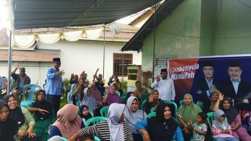 Paslon Itiqomah Ishak Ntoma-Usman Hulopi saat kampanye dialog terbuka itu digelar di Desa Bongohulawa, Kecamatan Tilongkabila.(F:tim).