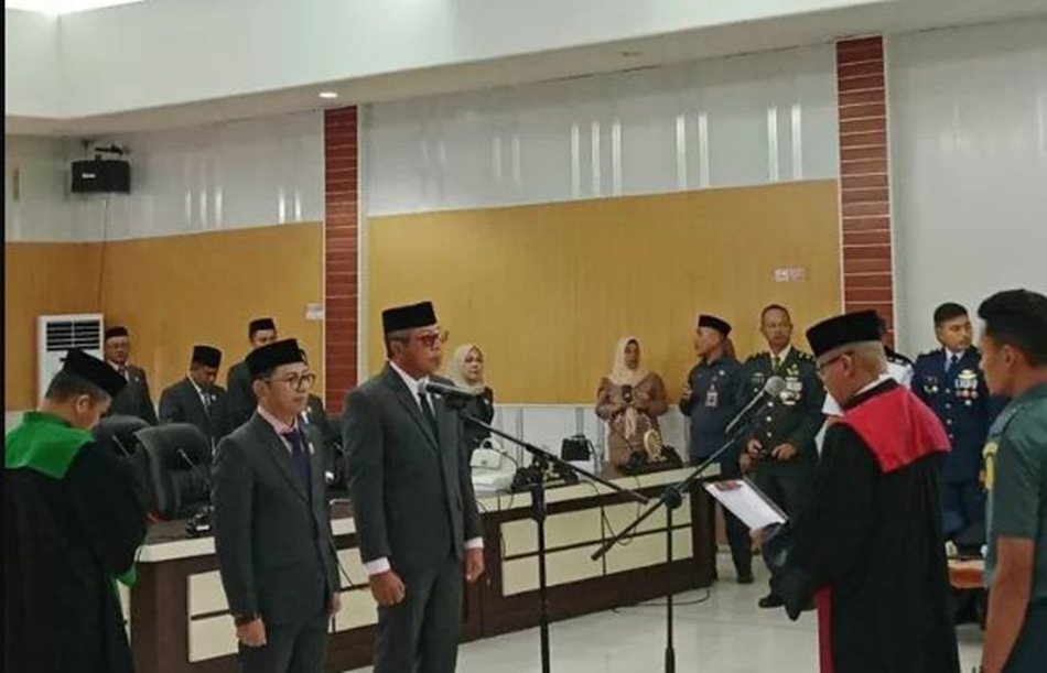Pengucapan sumpah dan janji pimpinan DPRD Gorut dalam Rapat Paripurna ke-5, di DPRD Kabupaten Gorut.(F:hms)