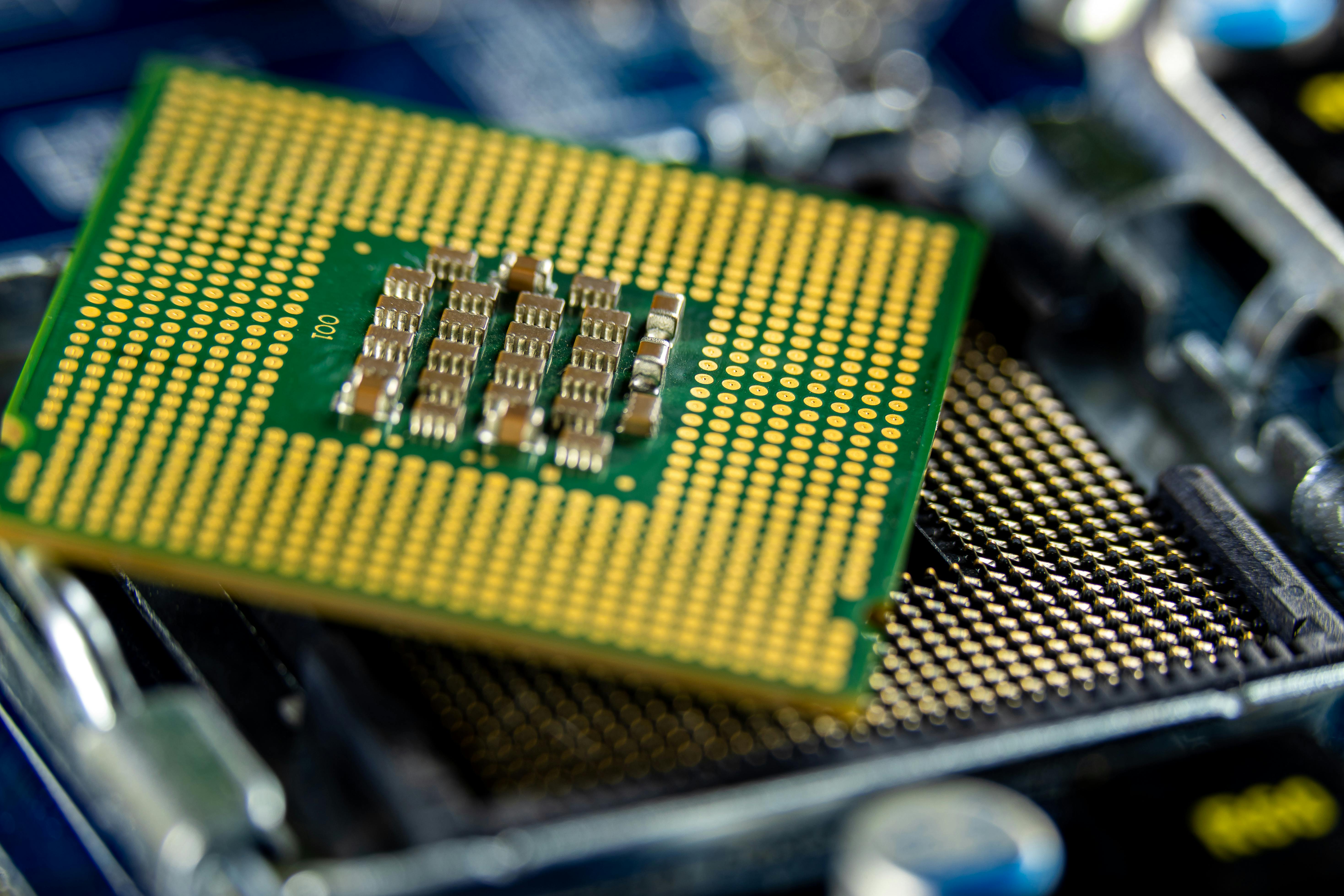 sebuah CPU diatas motherboard