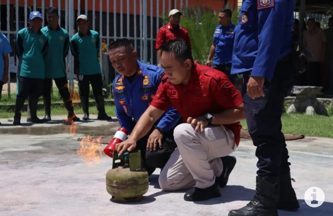 Lembaga Pemasyarakatan Kelas II A Gorontalo, UPT Kanwil Kemenkumhan Gorontalo bersama Dinas Pemadam Kebakaran Provinsi Gorontalo menggelar simulasi penanganan kebakaran di area khusus dapur Lapas.