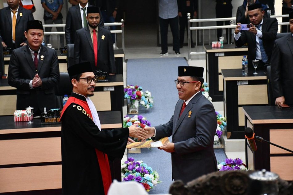 Eka Putra Noho saat dilantik kembali sebagai ketua DPRD Boalemo (F:Fik)