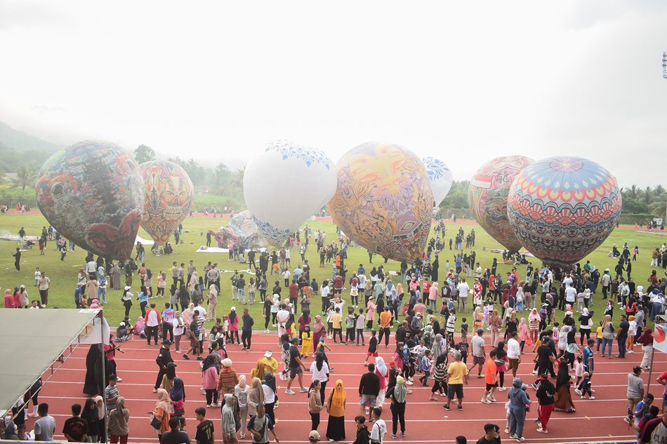 Suasana pembukaan festival balon udara yang berlangsung di lapangan Gor Harapan Prestasi di Bone Bolango. (F:Tim)