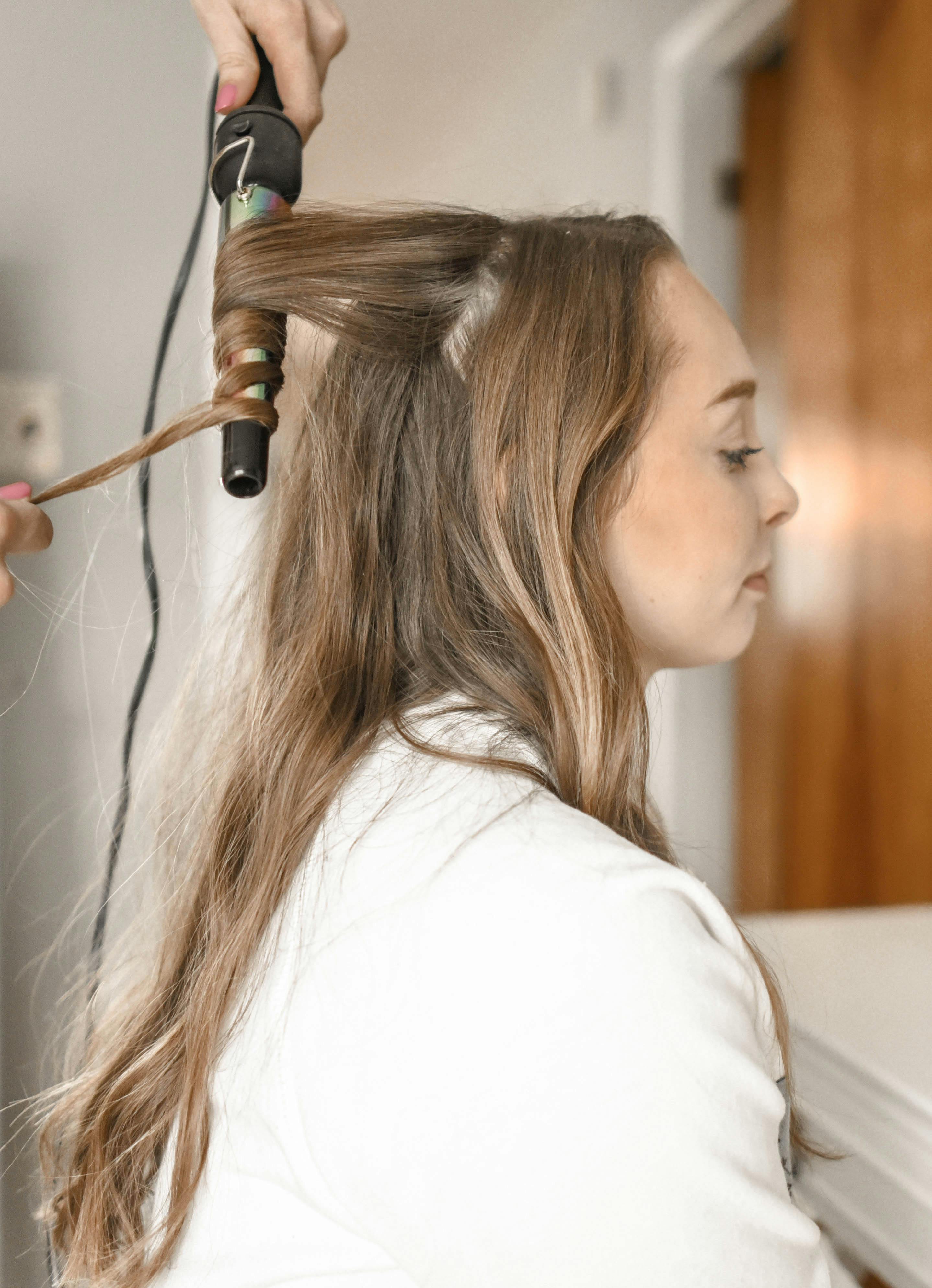 rambut seseorang sedang dicatok
