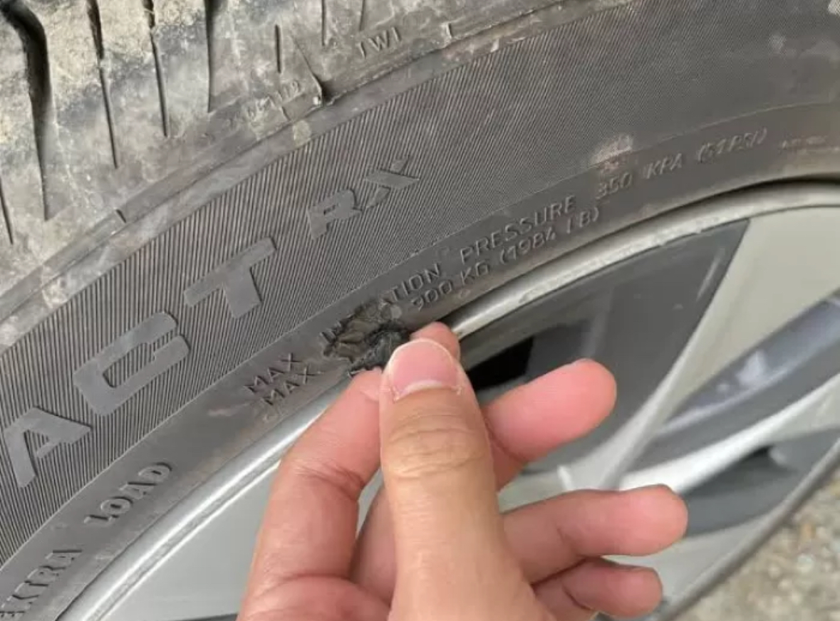 Ilustrasi: Bocor pada bagian samping ban mobil. (Reddit).