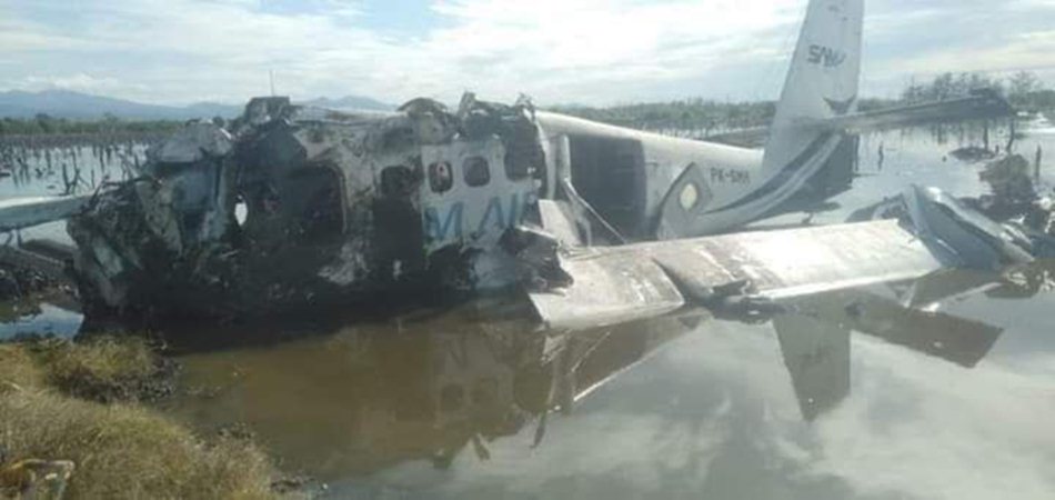 kondisi pesawat yang hancur saat jatuh di lokasi empang randangan Kabupaten Pohuwato. (F:istimewa)
