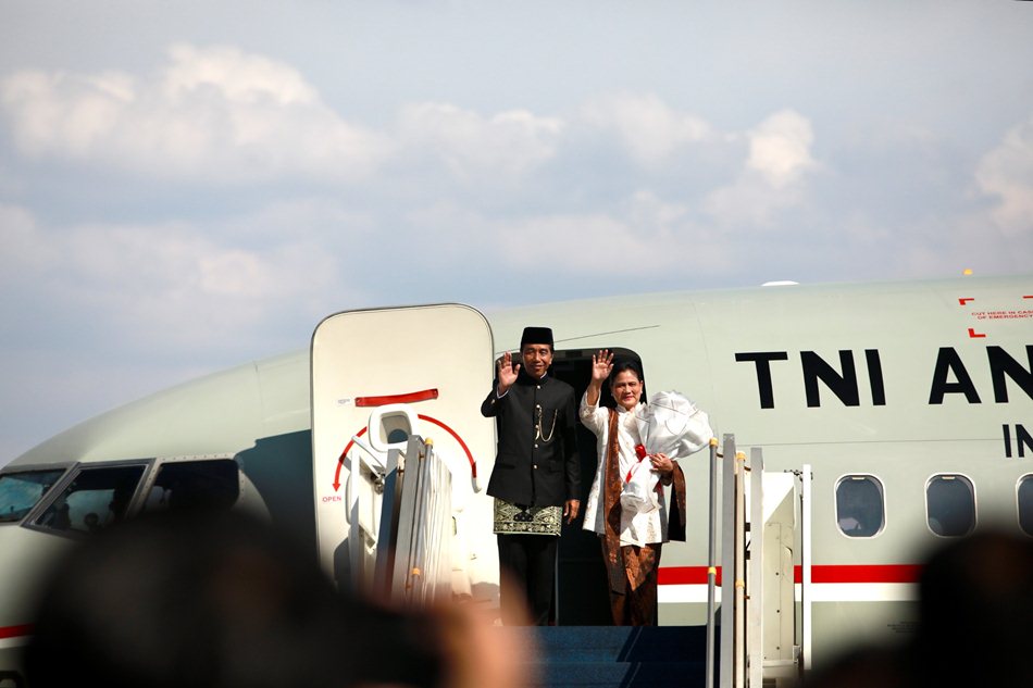 Prabowo mendampingi Jokowi menuju Pesawat TNI AU jenis Boeing B737 A7309 yang membawa Jokowi pulang ke Solo. (F:ist)